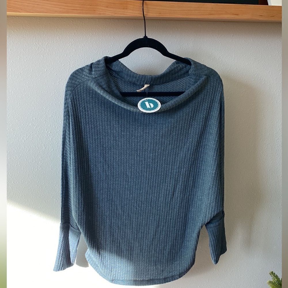 NEW WITH TAGS WOMENS TOP SIZE MEDIUM